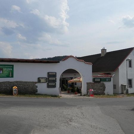 Restaurace A Penzion U Lva Карлштейн Экстерьер фото