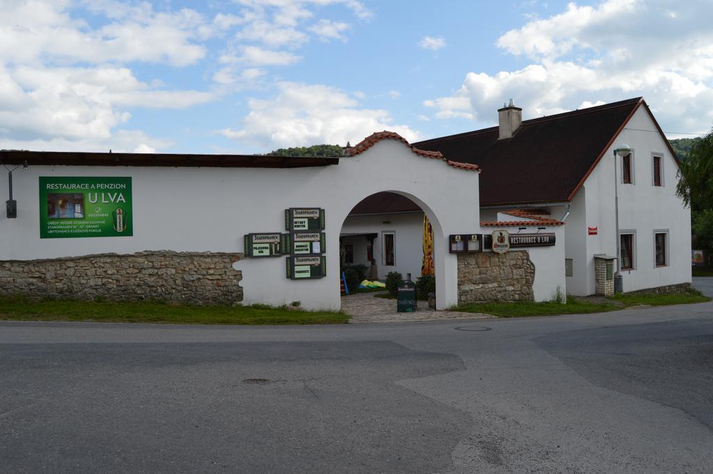 Restaurace A Penzion U Lva Карлштейн Экстерьер фото