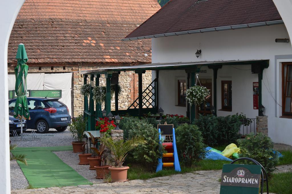 Restaurace A Penzion U Lva Карлштейн Экстерьер фото