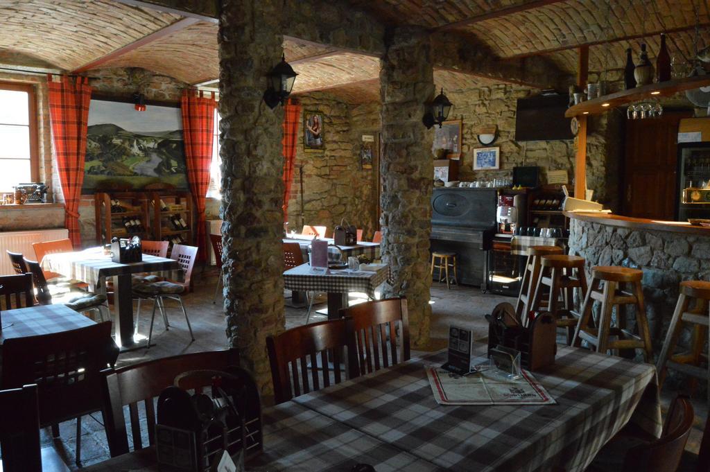 Restaurace A Penzion U Lva Карлштейн Экстерьер фото