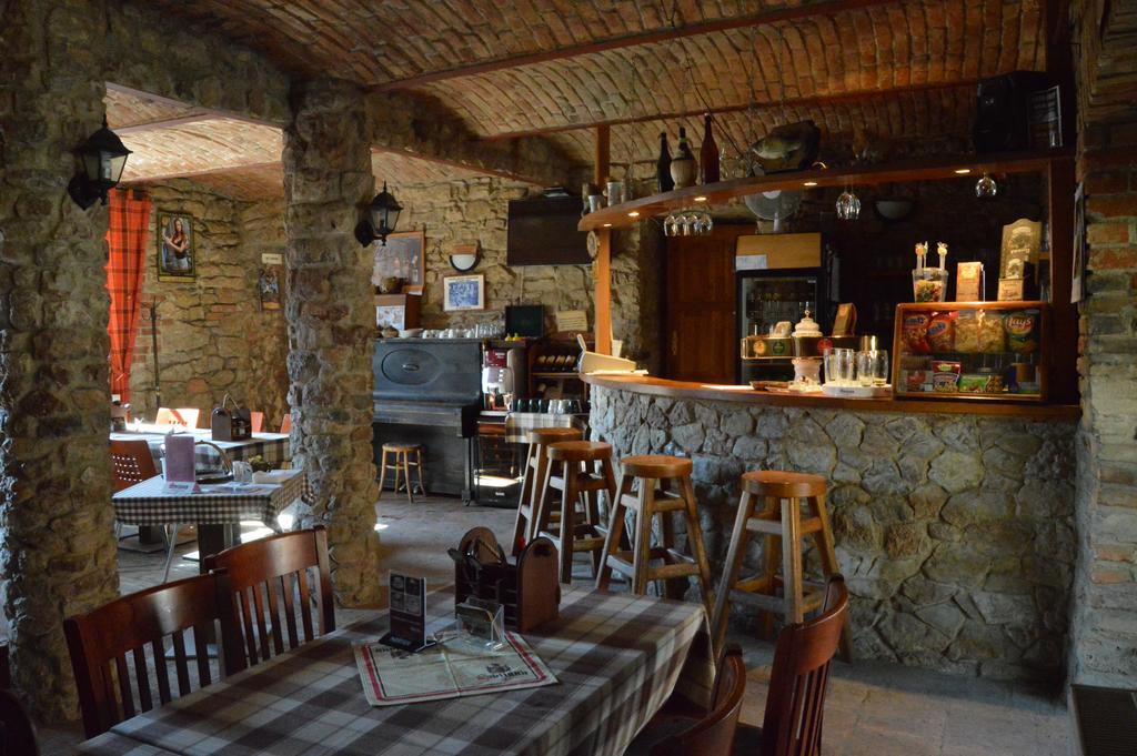 Restaurace A Penzion U Lva Карлштейн Экстерьер фото