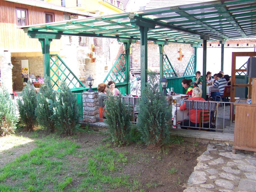 Restaurace A Penzion U Lva Карлштейн Экстерьер фото