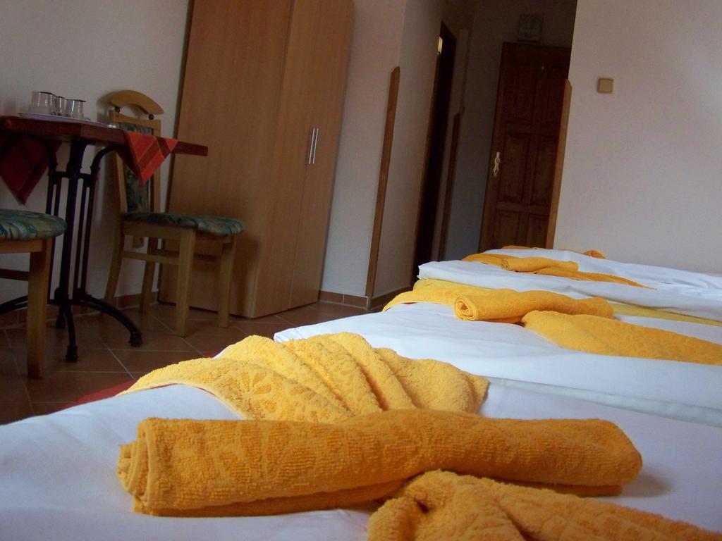 Restaurace A Penzion U Lva Карлштейн Экстерьер фото