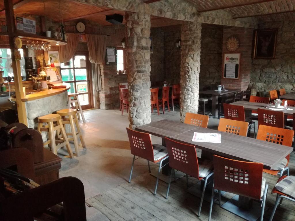 Restaurace A Penzion U Lva Карлштейн Экстерьер фото