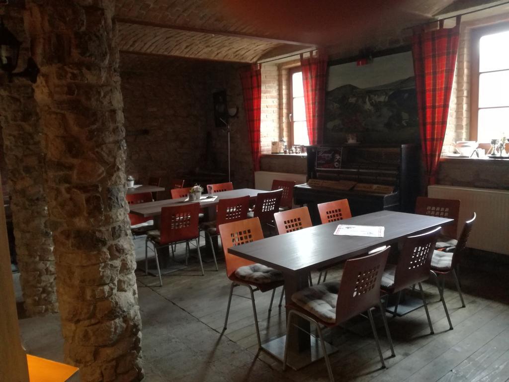 Restaurace A Penzion U Lva Карлштейн Экстерьер фото