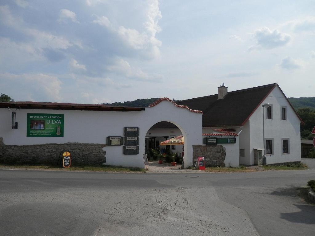 Restaurace A Penzion U Lva Карлштейн Экстерьер фото