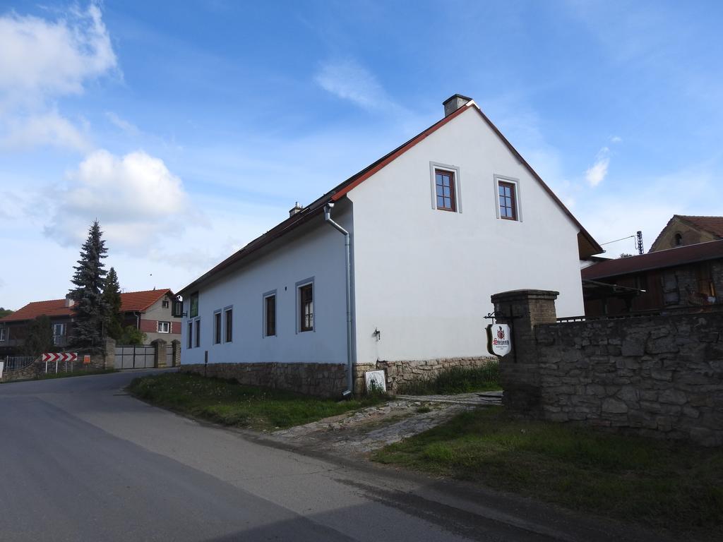 Restaurace A Penzion U Lva Карлштейн Экстерьер фото