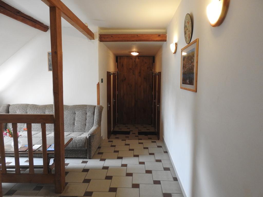Restaurace A Penzion U Lva Карлштейн Экстерьер фото