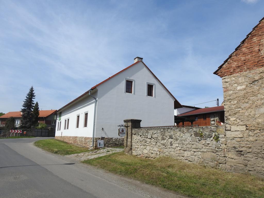 Restaurace A Penzion U Lva Карлштейн Экстерьер фото