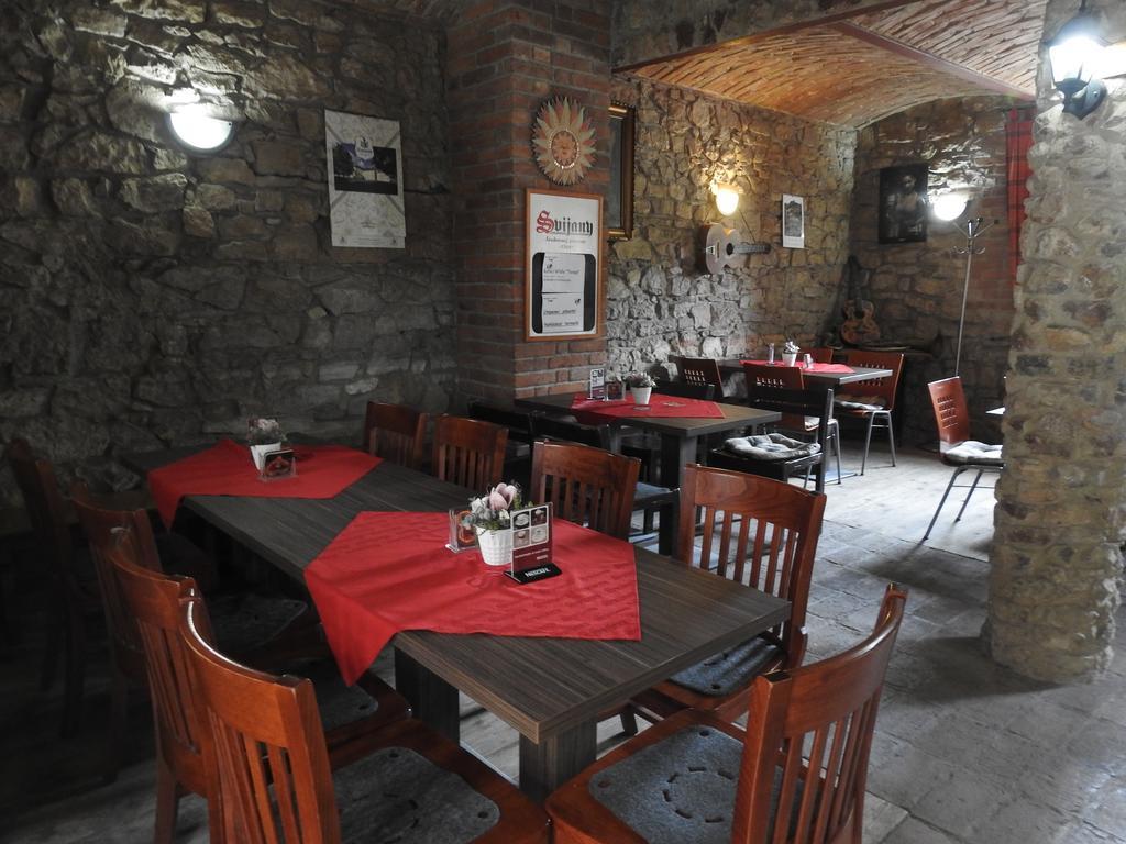 Restaurace A Penzion U Lva Карлштейн Экстерьер фото