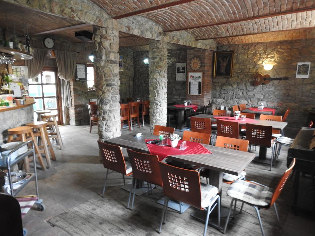 Restaurace A Penzion U Lva Карлштейн Экстерьер фото