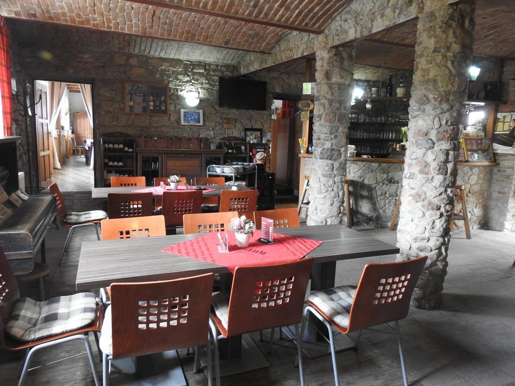 Restaurace A Penzion U Lva Карлштейн Экстерьер фото