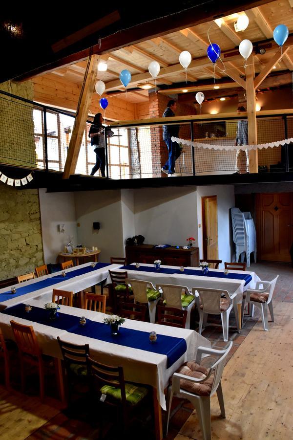 Restaurace A Penzion U Lva Карлштейн Экстерьер фото