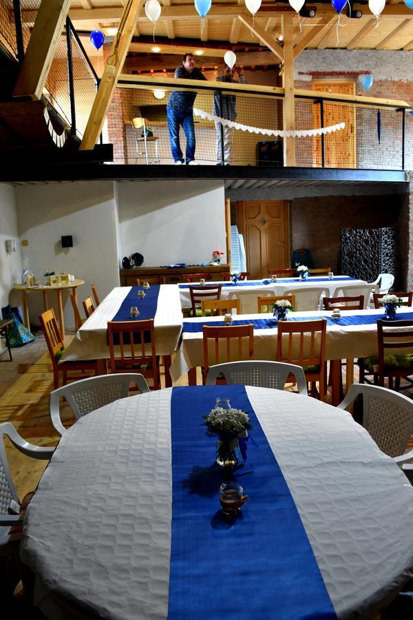 Restaurace A Penzion U Lva Карлштейн Экстерьер фото
