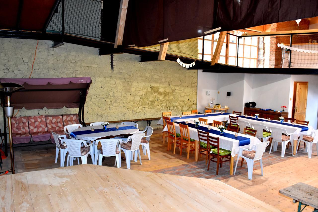 Restaurace A Penzion U Lva Карлштейн Экстерьер фото